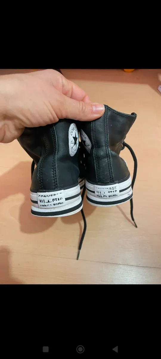 Converse negras, plataforma