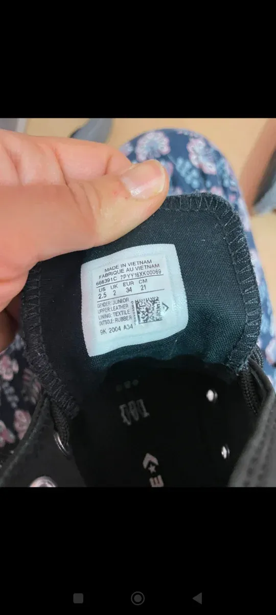 Converse negras, plataforma