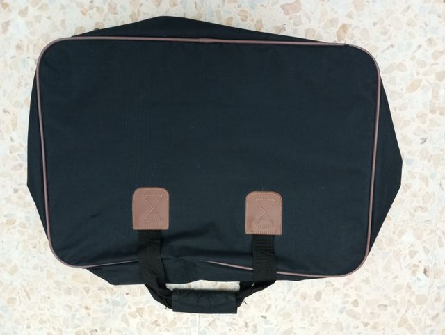 Maleta de mano vintage negra y marrón