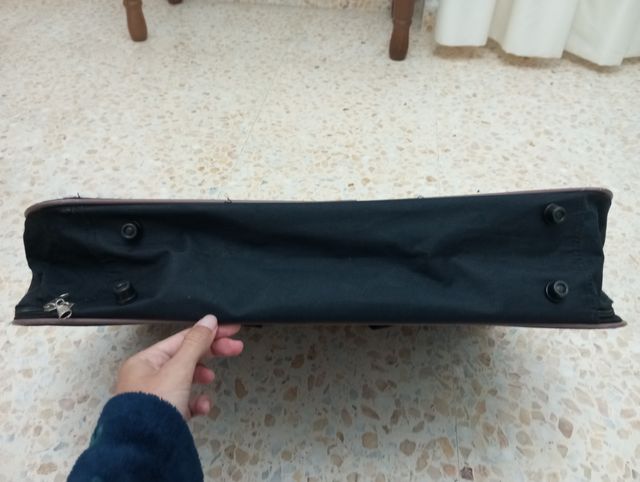 Maleta de mano vintage negra y marrón