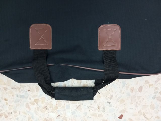 Maleta de mano vintage negra y marrón