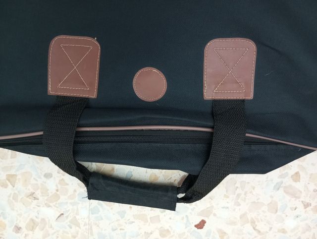 Maleta de mano vintage negra y marrón