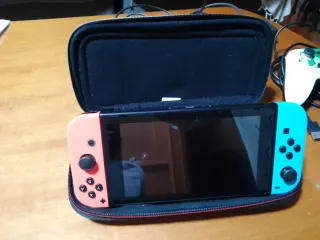 Nintendo Switch con juegos y mandos ,funda y caja