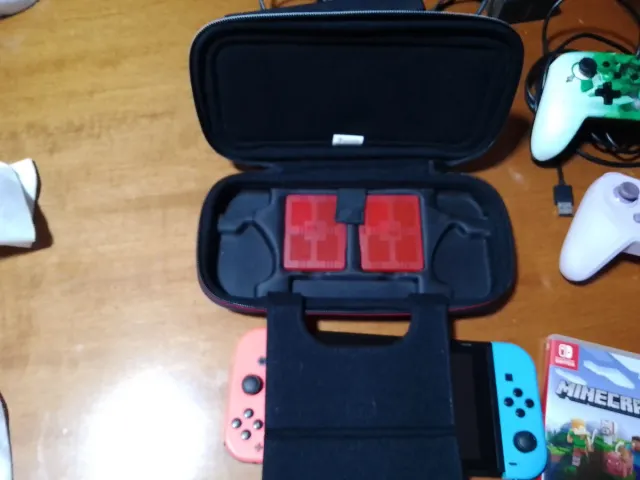 Nintendo Switch con juegos y mandos ,funda y caja