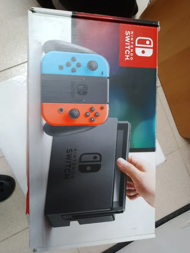 Nintendo Switch con juegos y mandos ,funda y caja
