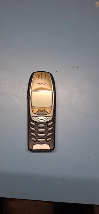 Teléfono Nokia 6310i Negro y Dorado