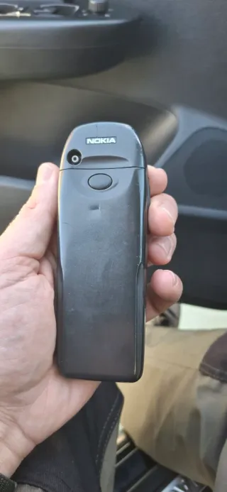 Teléfono Nokia 6310i Negro y Dorado