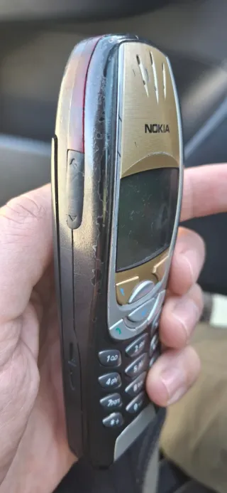 Teléfono Nokia 6310i Negro y Dorado