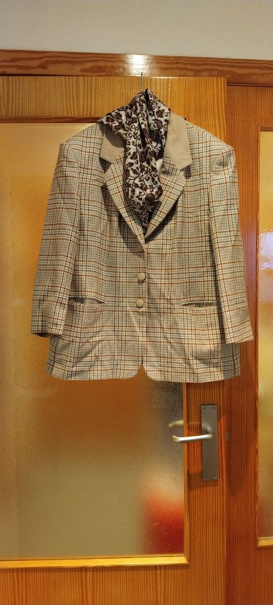 Americana cuadros beige y marrón