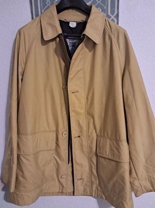 Chaqueta impermeable beige