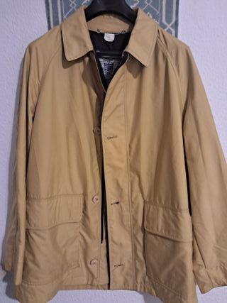 Chaqueta impermeable beige
