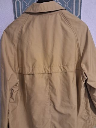 Chaqueta impermeable beige