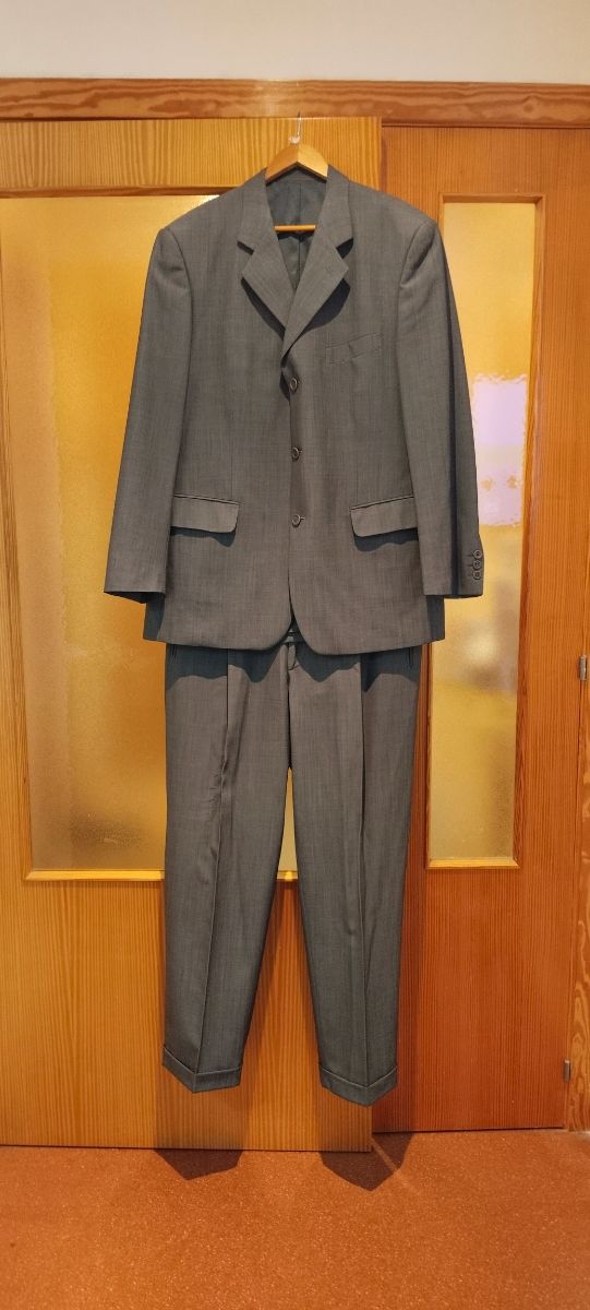 Traje gris hombre