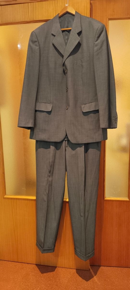 Traje gris hombre