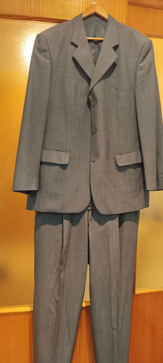 Traje gris hombre