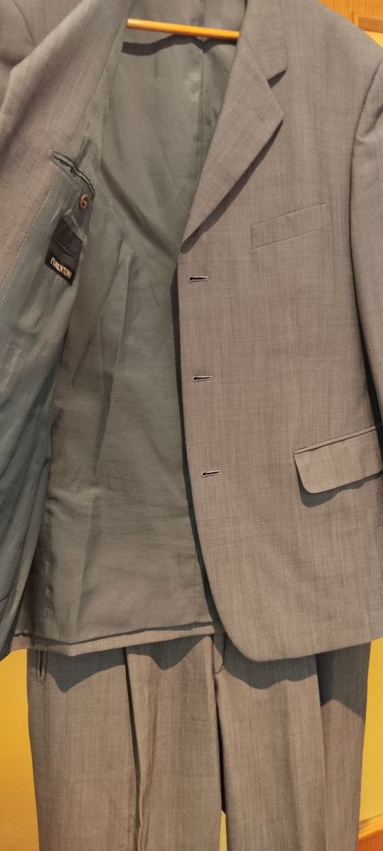 Traje gris hombre