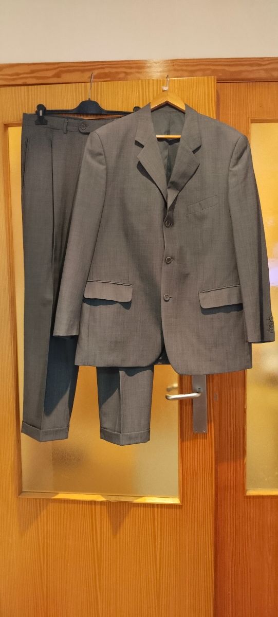 Traje gris hombre