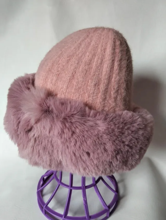 Gorro de invierno rosa palo con pelo