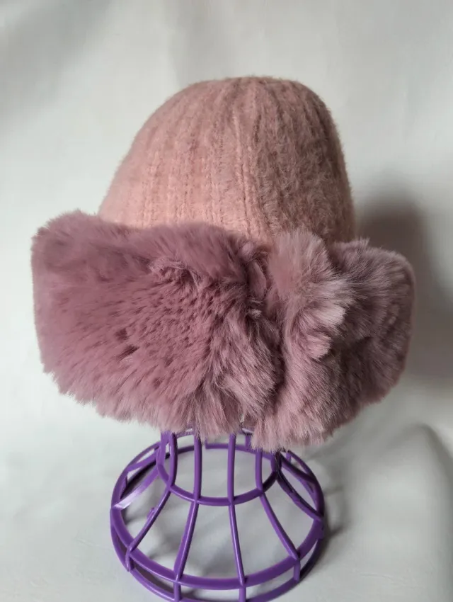 Gorro de invierno rosa palo con pelo