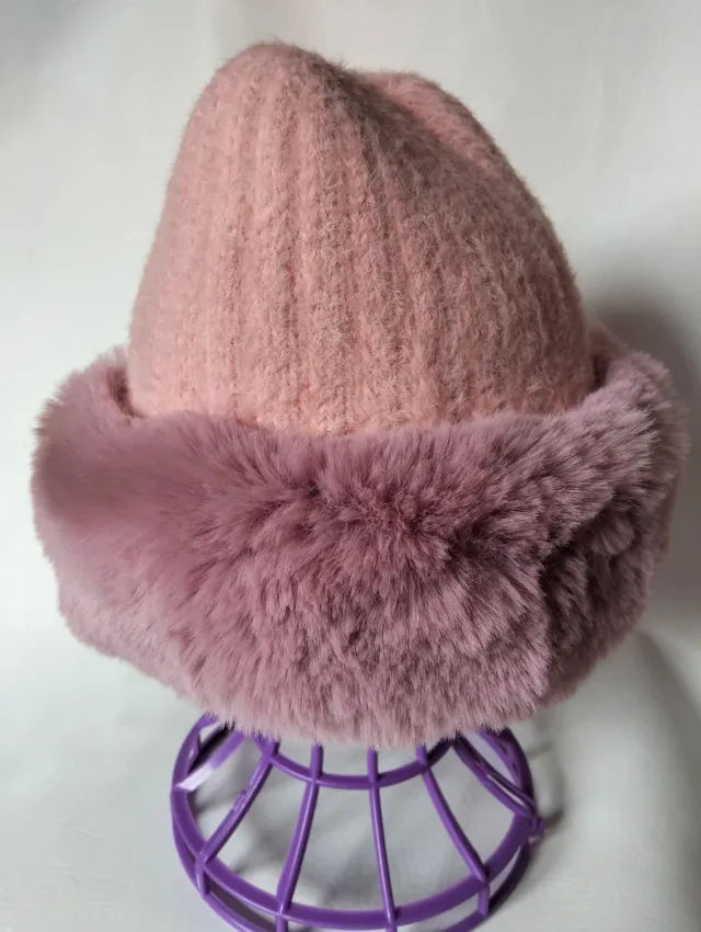 Gorro de invierno rosa palo con pelo