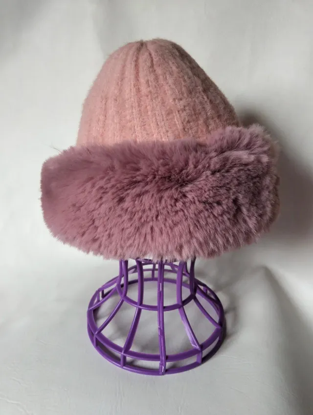 Gorro de invierno rosa palo con pelo