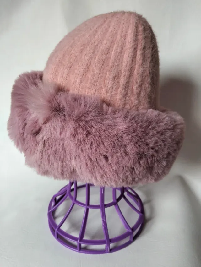 Gorro de invierno rosa palo con pelo