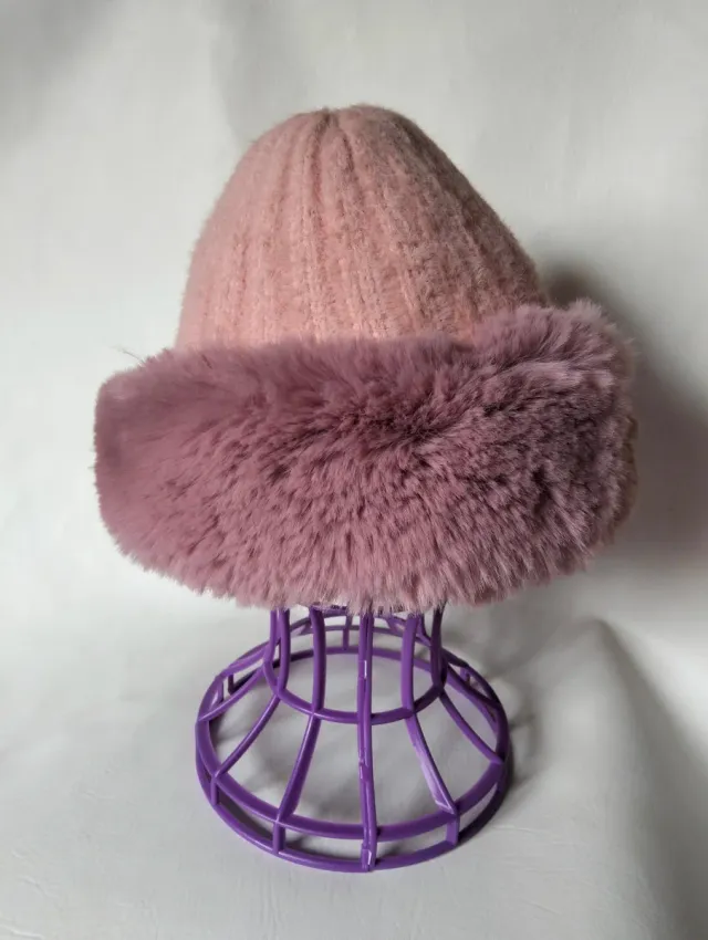 Gorro de invierno rosa palo con pelo