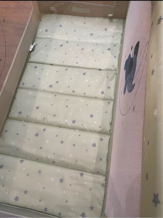 Cuna de viaje con estampado de estrellas