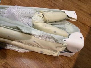 Cuna de viaje con estampado de estrellas