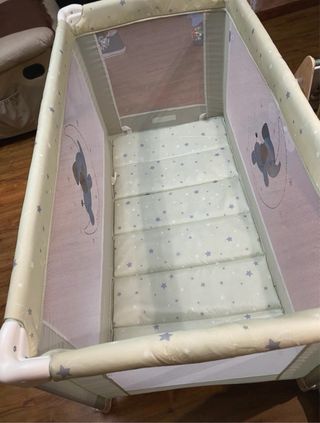 Cuna de viaje con estampado de estrellas