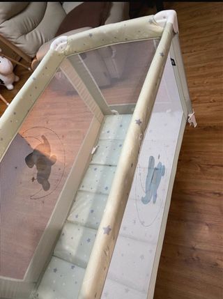 Cuna de viaje con estampado de estrellas