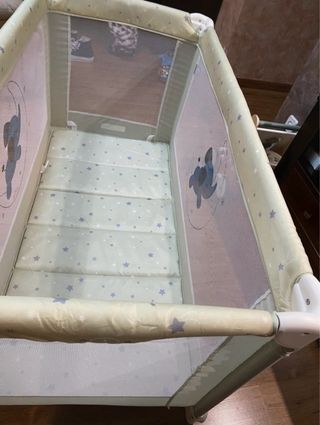 Cuna de viaje con estampado de estrellas