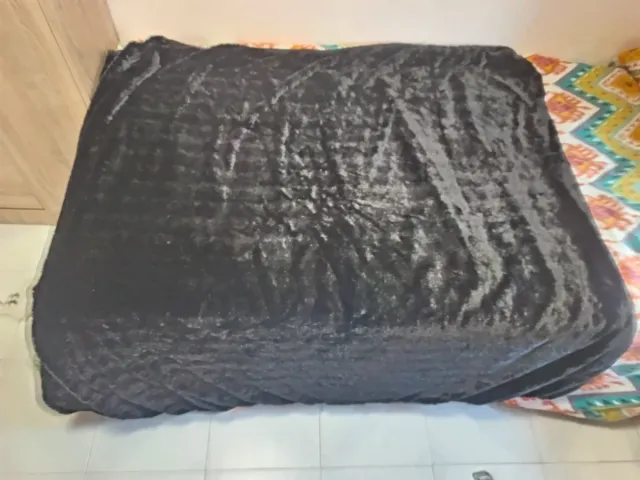 Manta terciopelo negra y multicolor 1'35×1'35