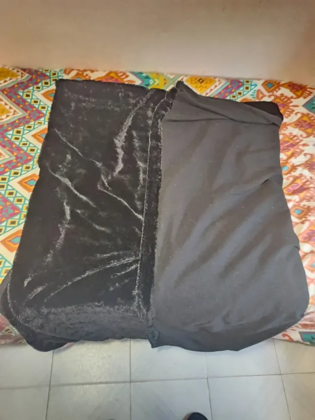 Manta terciopelo negra y multicolor 1'35×1'35