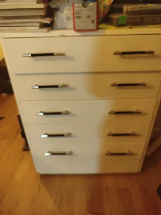 Cajonera blanca y plateada