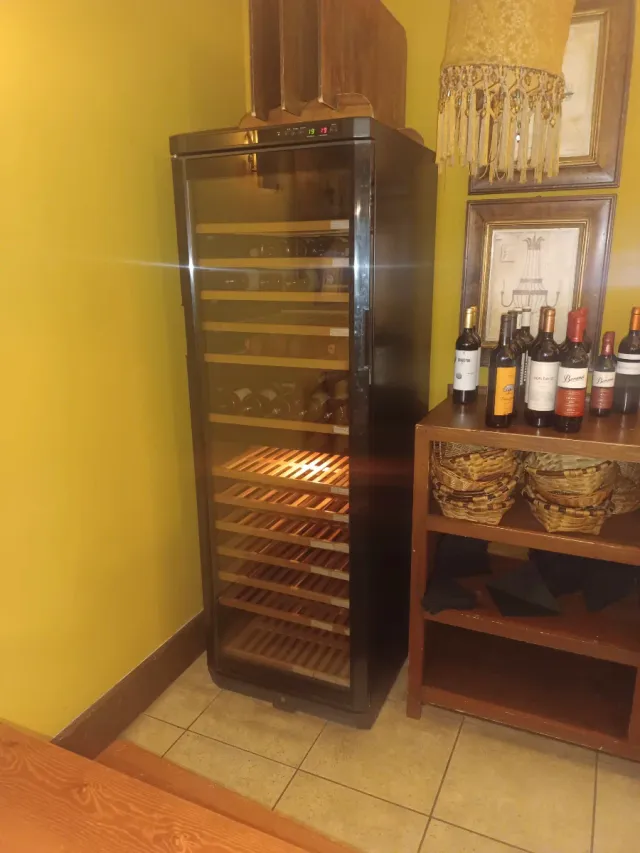 Vinoteca Negra con Puerta de Cristal