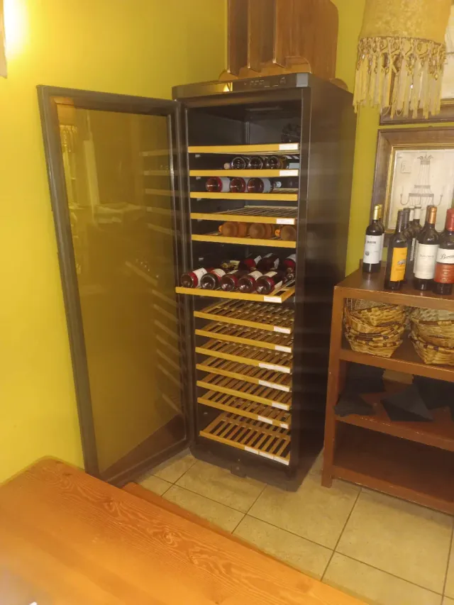 Vinoteca Negra con Puerta de Cristal