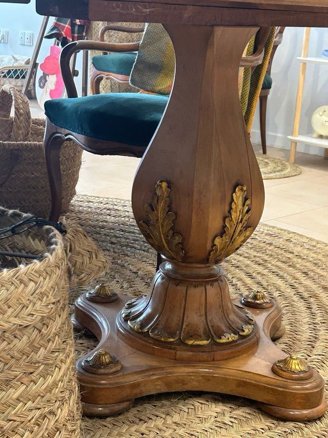 Antico tavolo da pranzo in legno allungabile con cristallo