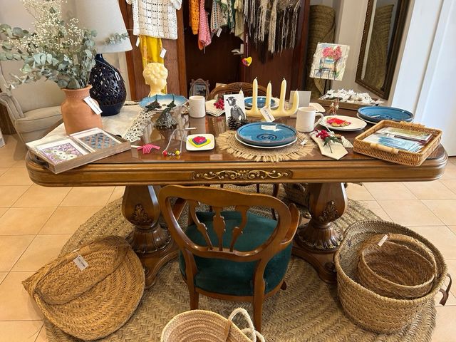 Antico tavolo da pranzo in legno allungabile con cristallo