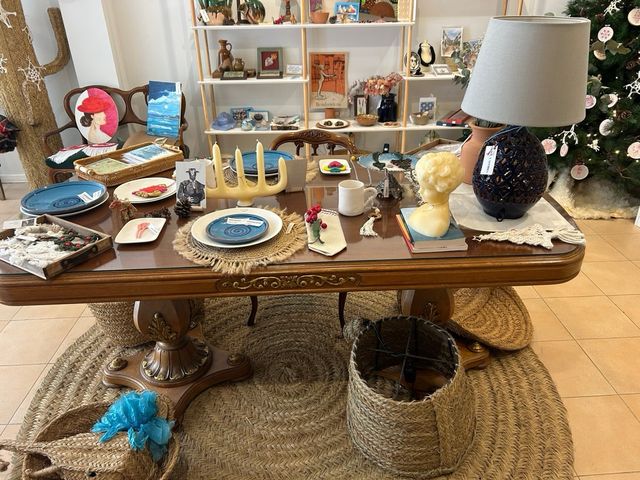 Antico tavolo da pranzo in legno allungabile con cristallo