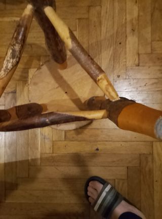 Sgabello in legno fatto a mano