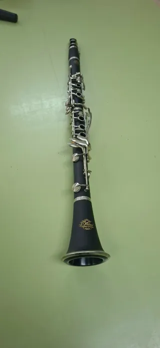 Clarinete negro con llaves plateadas