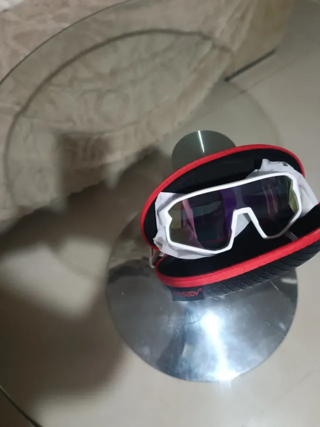 Gafas deportivas blancas con funda