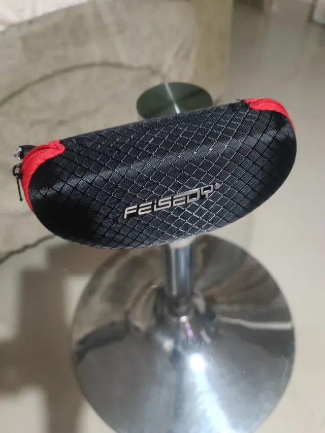 Gafas deportivas blancas con funda