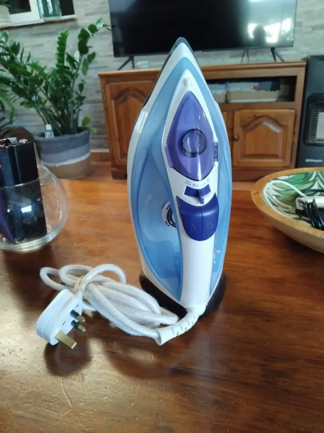 Plancha de vapor azul y blanca