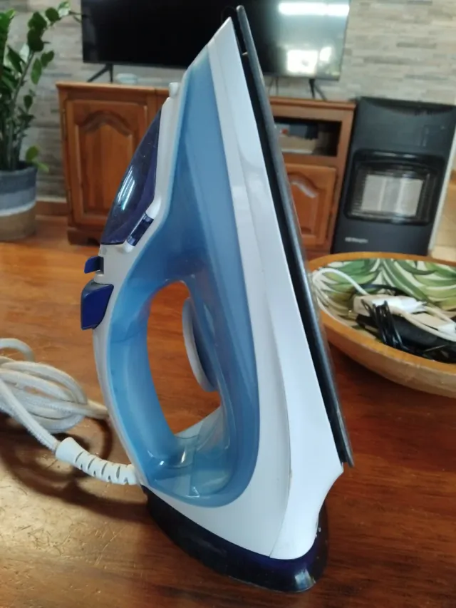 Plancha de vapor azul y blanca