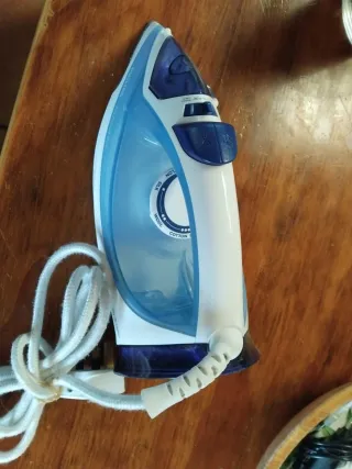 Plancha de vapor azul y blanca