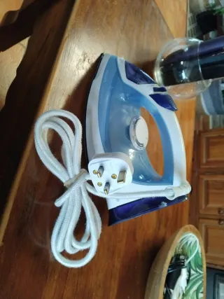 Plancha de vapor azul y blanca