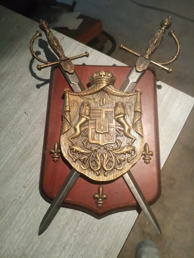 Escudo de armas retro con espadas