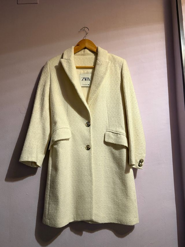Abrigo Zara Beige con Botones Dorados